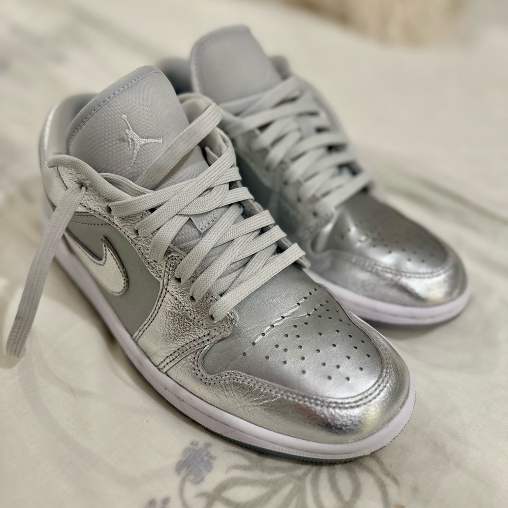 NIKE Dunks - 8.5 ladies. Excellent condition. Worn once.